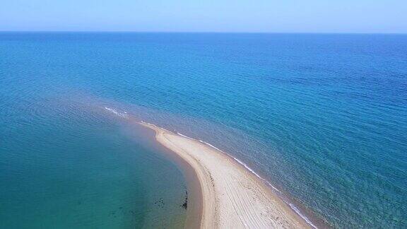 长沙热带海滩和宁静的绿松石清澈的爱琴海鸟瞰图
