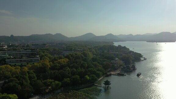 晴朗的一天飞越杭州市著名的湖岸岸线航拍4k中国全景图