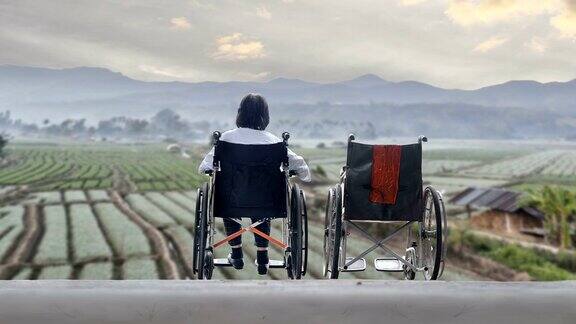 坐着空轮椅的老妇人站在一起