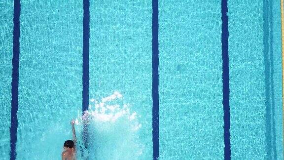 正上方无人机拍摄亚洲华人游泳运动员在游泳池游泳
