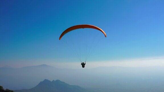 滑翔伞活动飞行与美丽的背景