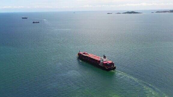航拍集装箱船在海上