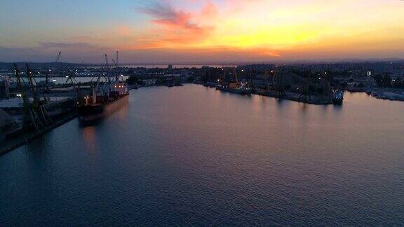 日落时分无人机显示港口的船只