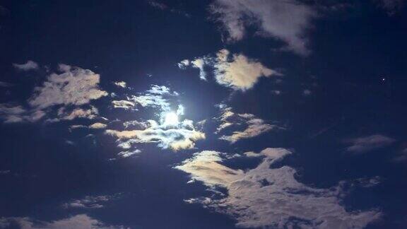 月亮穿过云层光和影是不可预测的