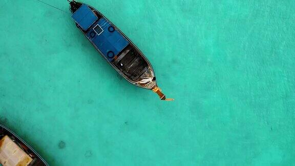 风景鸟瞰图的女人躺在长尾船在海上
