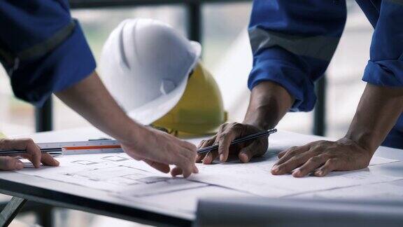 结构工程师在施工现场一起讨论工程计划或蓝图的团队