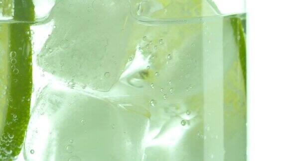 一杯苏打水与冰和柠檬柠檬片旋转