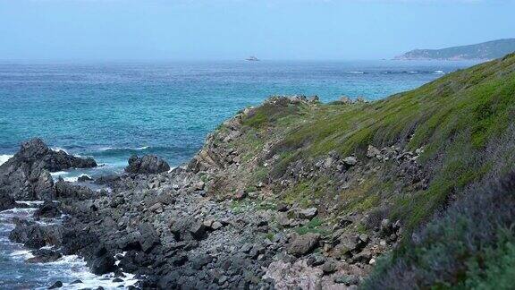 科西嘉岛的海岸线阴天的海滩和美丽的自然风光