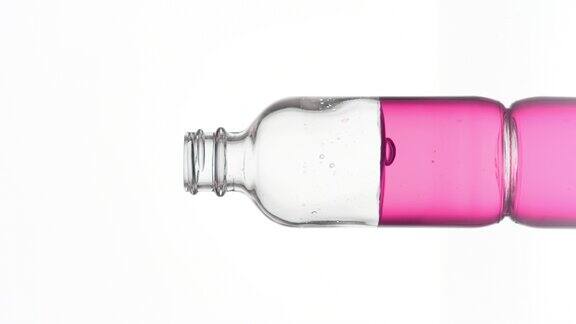 视黄醇滴与粉红色液体滴入药瓶