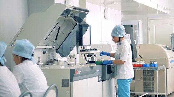 自动化实验室设备与工人在药品生产
