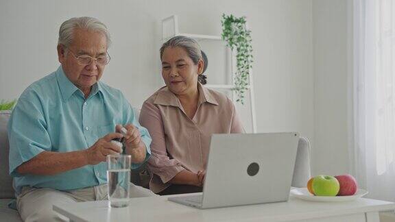 老年夫妇病人在家里用数码平板电脑和男医生聊天