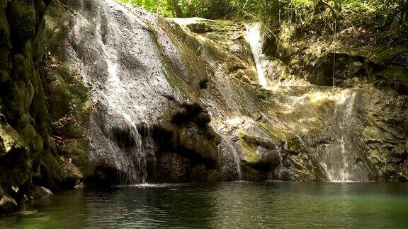 美丽的热带瀑布菲律宾保和岛