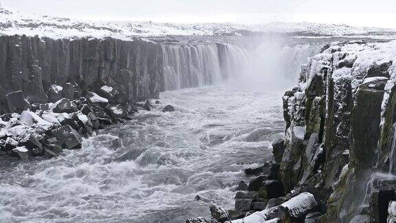 冰岛的塞尔福斯瀑布冬天有雪