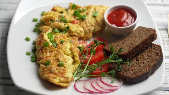 早餐用洋葱、番茄、胡椒、鸡蛋和奶酪填充的煎蛋卷