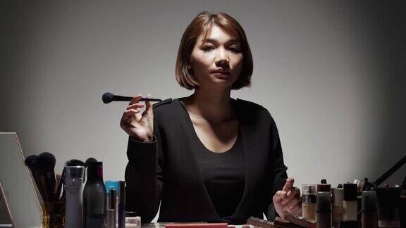 B-Roll化妆艺术家特写系列MUA拾起刷子和倾斜