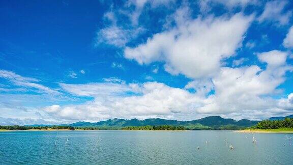 PAN风景名胜区热带岛屿在湖蓝天和移动的云