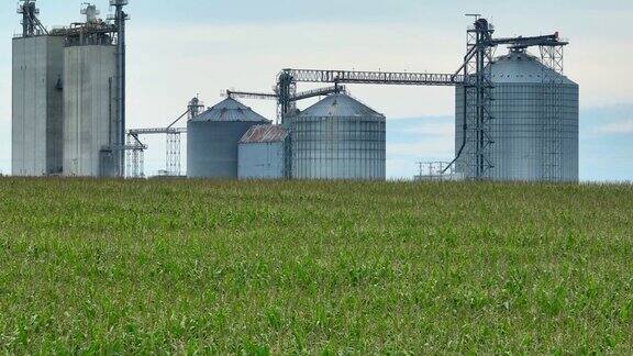 玉米田后面的乙醇厂和谷物升降机长航摄变焦镜头显示美国中西部的玉米加工厂