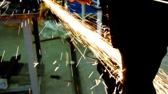 明亮的火花飞向不同的方向工作切割角磨床金属梁