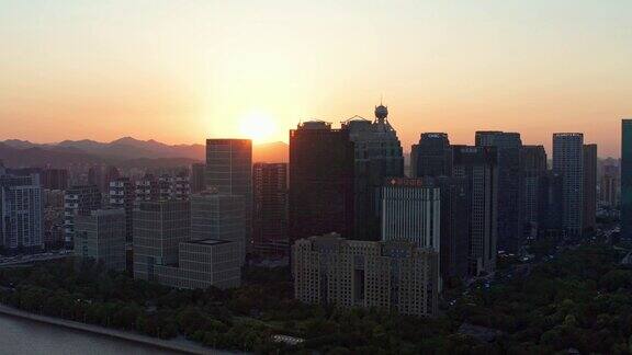 日落时分杭州城市景观的航拍视频