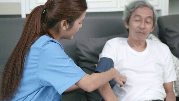 护理护士在家检查亚洲老年男性健康的场景家庭保健