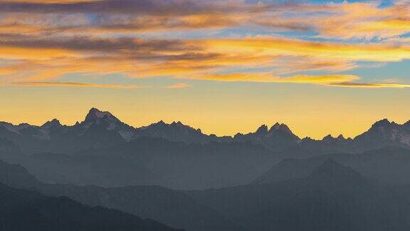 全景视频在日落时的阿尔卑斯山山丘desEcrins国家公园法国