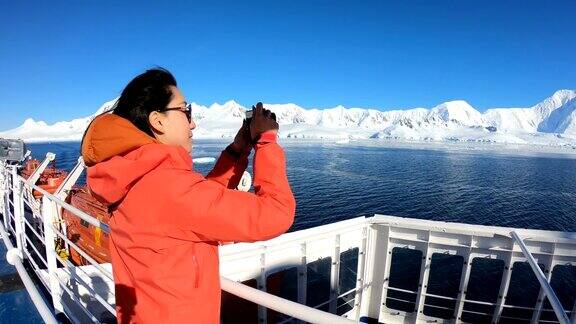 女人们在南极船上拍照