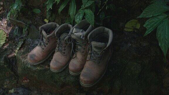 登山鞋躺在森林的地面上远足后放松