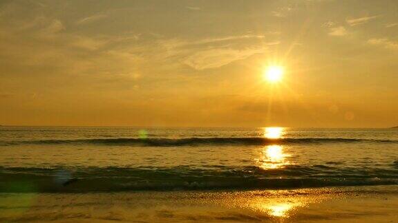 夏日海滩在日落剪影