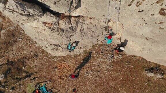 两位女性攀岩者正在爬上悬崖