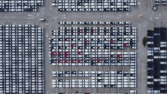 鸟瞰图汽车等待出口航运到世界各地鸟瞰图新车在港口排队进行进出口业务物流现代汽车在停车场的储存