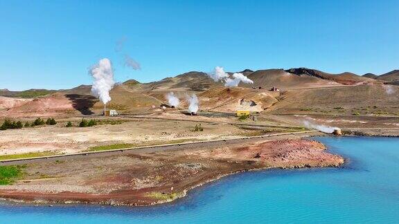 地热发电厂在冰岛工作位于风景如画的火山景观在夏季发电