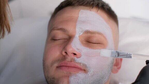 给男人戴上面具时的脸部特写男士护肤