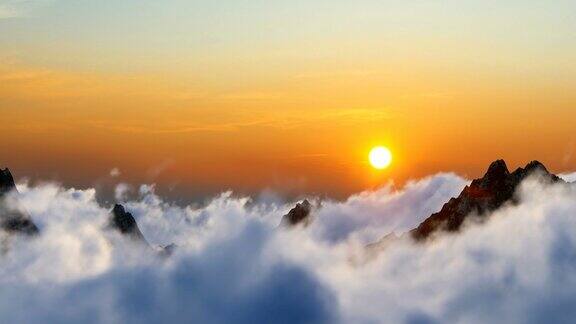 无人机航拍云雾缭绕的山脉
