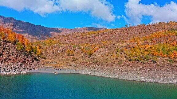 一个壮观的海湾和海滩在火山口湖鸟瞰秋天的树木