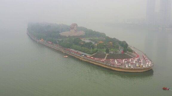 雨天长沙市滨江岛著名纪念碑拥挤公园航拍全景4k中国