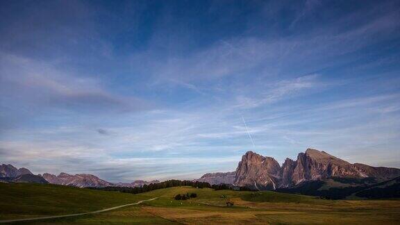 日光到日落的时间流逝与山和草地在意大利阿尔卑斯山阿尔卑斯山迪西白云石南蒂罗尔欧洲阿尔卑斯阿尔卑斯山