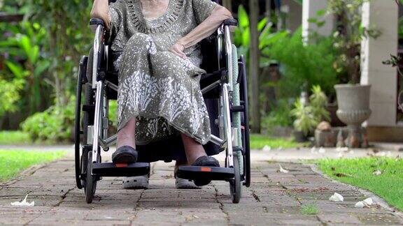 女儿在家照顾坐在轮椅上的年迈母亲