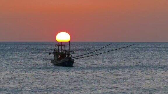 渔船在海上迎着夕阳时光流逝