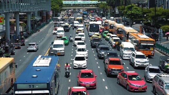 市中心一条繁忙的道路上发生了交通堵塞高峰时间汽车和公共汽车挤满了城市街道