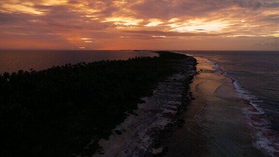 法属波利尼西亚法卡拉瓦岛的红色日落-鸟瞰图-假日度假天堂联合国教科文组织世界遗产太平洋棕榈树蓝色的海洋美妙的景色自然保护区海浪海滩