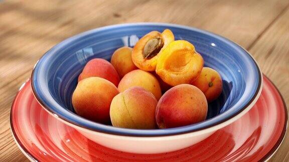 木桌上的一碗杏子晴天的新鲜水果多莉