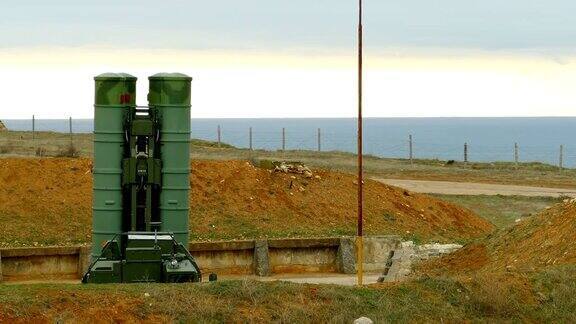 伪装防空导弹系统在海岸上的战斗位置