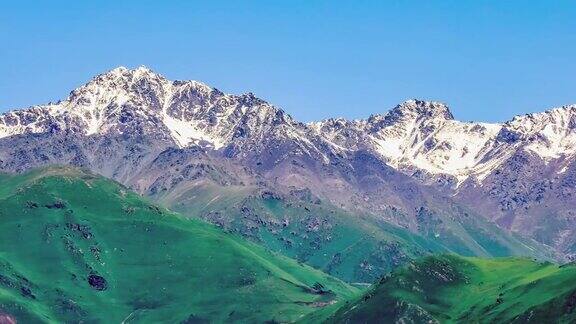 青山白雪皑皑的新疆自然景观