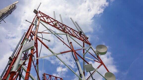 红白相间的电信塔映衬着蔚蓝的天空