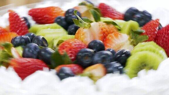 鲜奶蛋糕上点缀着草莓、猕猴桃和蓝莓