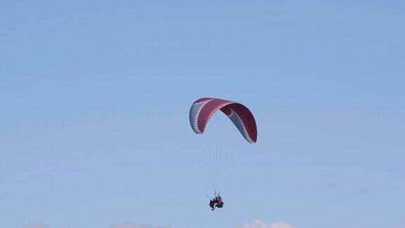 双人滑翔伞极限滑翔伞在晴朗的蓝天下飞行跳伞极限运动