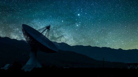 射电望远镜天文台与上升的银河系缩小