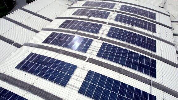 鸟瞰安装有太阳能板的环保工厂屋顶