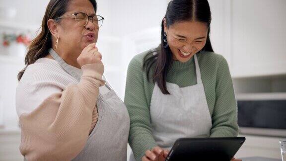 平板电脑烹饪和对话与高级母亲与女儿在厨房学习食物和食谱博客烘焙营养和帮助妇女在家里寻找健康和膳食准备