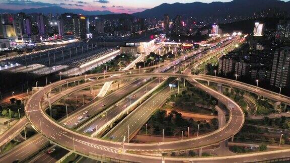 夜景鸟瞰这座城市宏伟的立交桥